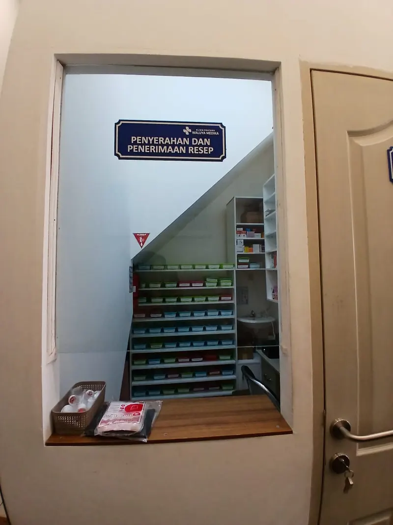 Instalasi farmasi Klinik Pratama Waluya Medika Cicalengka, tempat pasien mengambil obat setelah pemeriksaan