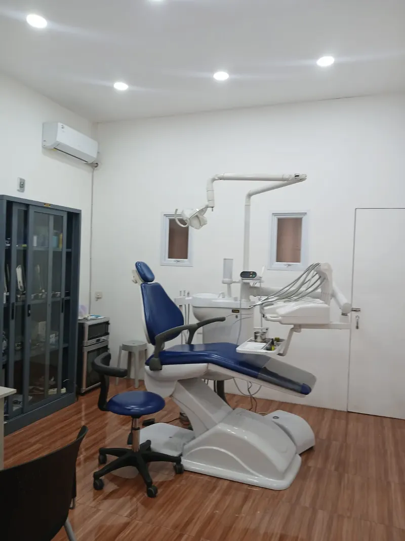 Ruang praktik dokter gigi Klinik Pratama Waluya Medika Cicalengka dengan kursi periksa gigi dan peralatan tindakan