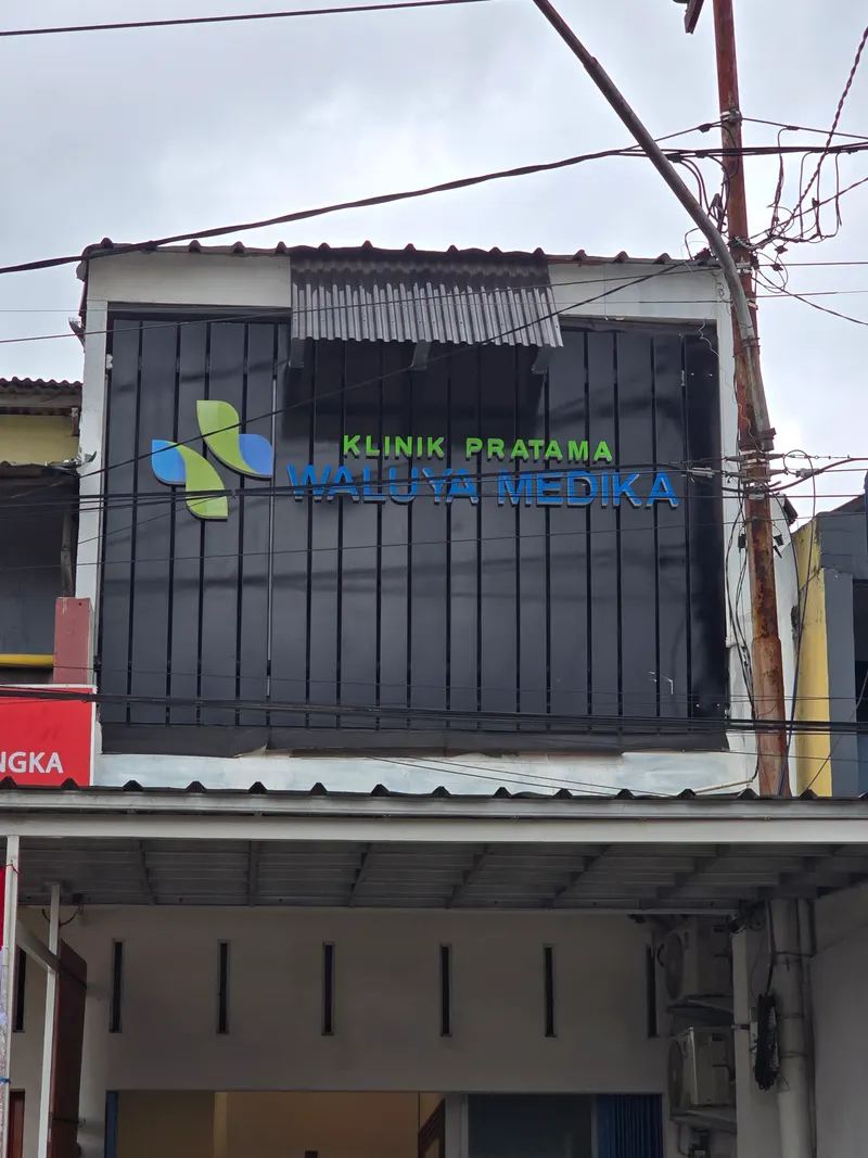 Tampak depan Klinik Pratama Waluya Medika Cicalengka di pinggir jalan besar Kecamatan Cicalengka, Kabupaten Bandung
