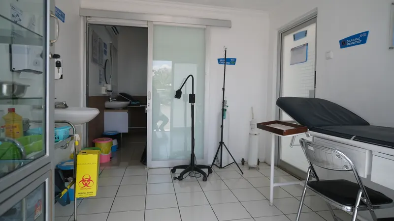 Ruang tindakan untuk penanganan kecelakaan kerja di Klinik Pratama Waluya Sentosa
