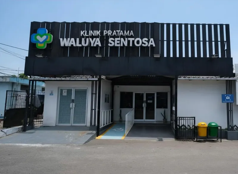 Tampak depan Klinik Pratama Waluya Sentosa dengan plang biru di dalam Kawasan Industri Kahatex, Solokanjeruk